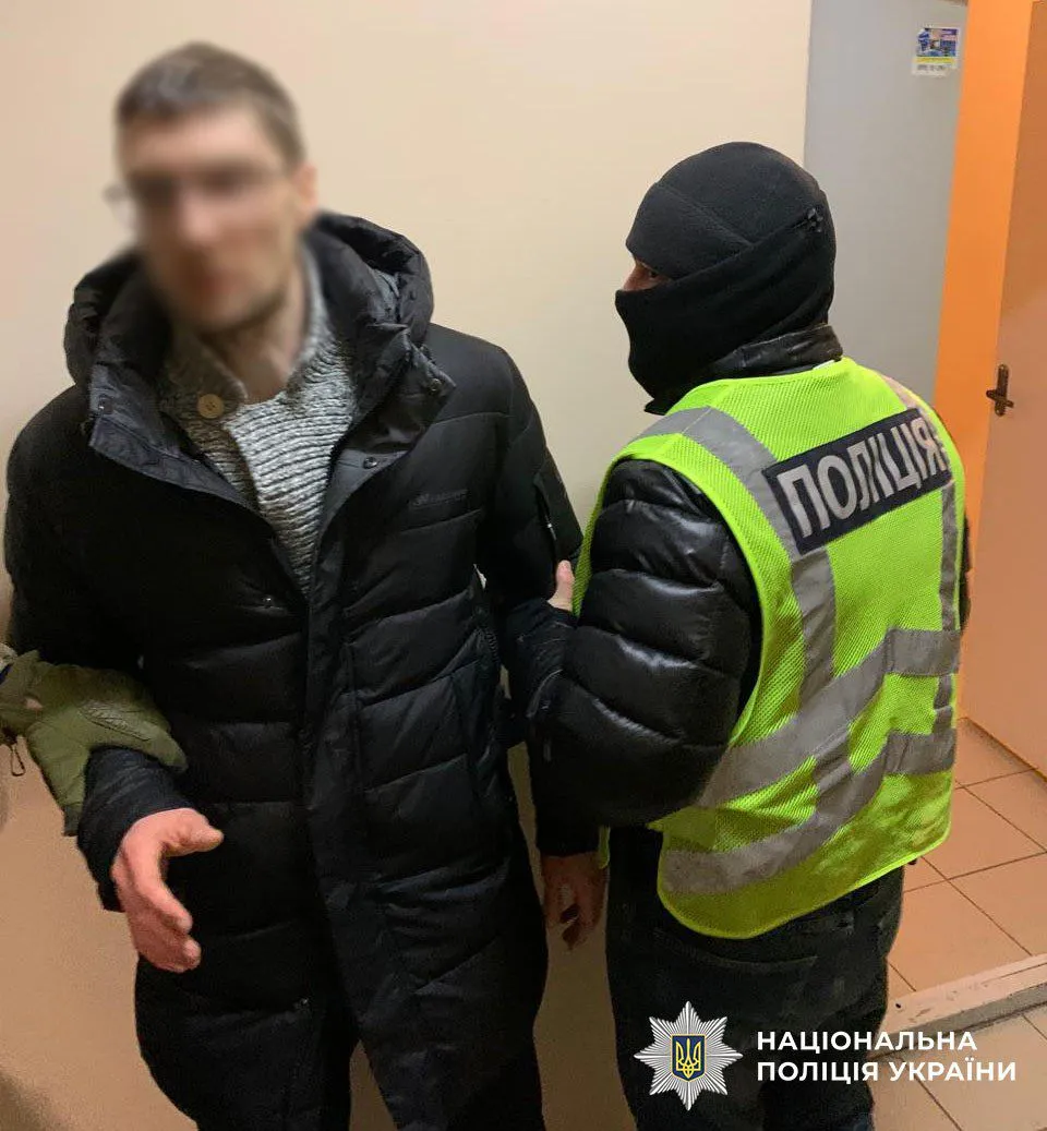 Чоловік обурився евакуацією своєї автівки і надавав стусанів евакуаторщику. Фото поліції