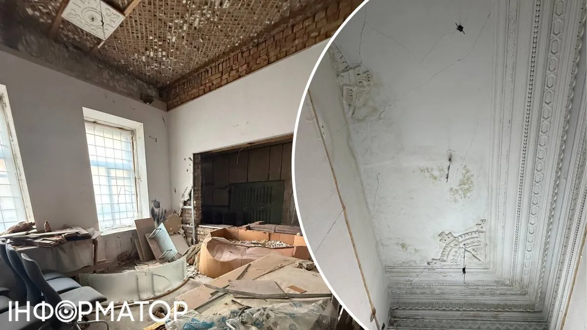 У одній з кімнат стеля впала долу, обнаживши перекриття з дранки, також видно, як руйнується ліпнина