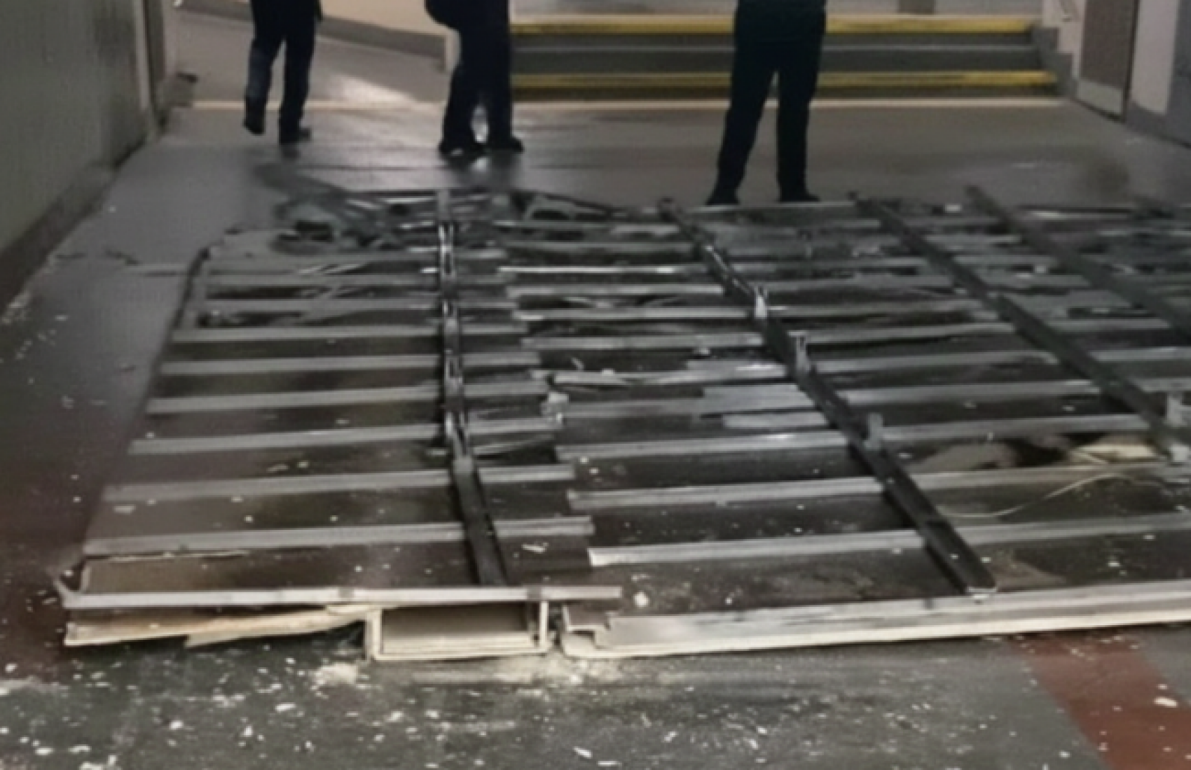 Обвал стелі в метро Києва: інциденти на Теремках і Чернігівській 1