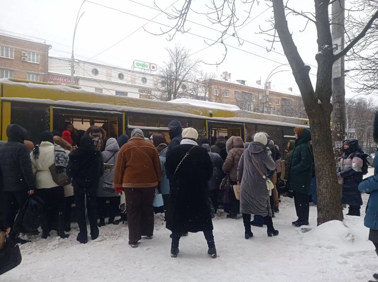 Перехвалили: Київ зупинився у потужних заторах, пасажири стоять в чергах на автобуси 1