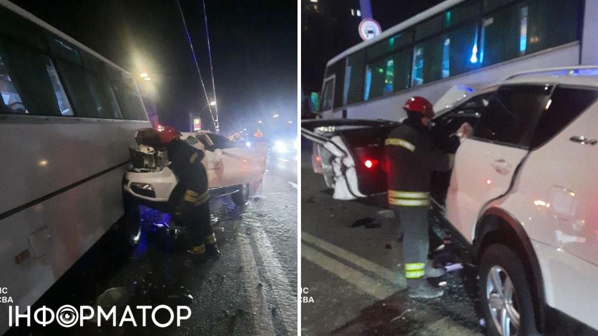 Водія довелося видобувати з понівеченого авто рятувальникам. Фото: ДСНС