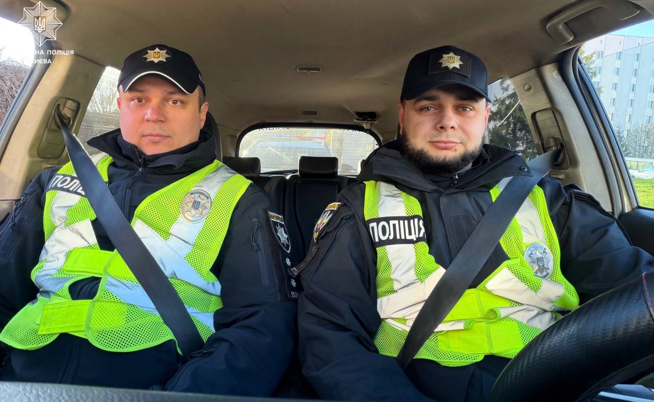 Чоловіка врятували напарники Іван Войтович та Сергій Стрішний. Фото: Патрульна поліція Києва