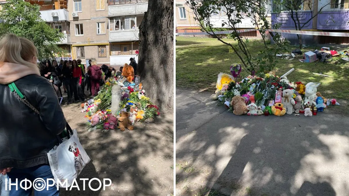Ми нарахували цілих два імпровізованих "меморіали": кияни несуть у пам'ять про загиблих квіти, казкових героїв та слоненят