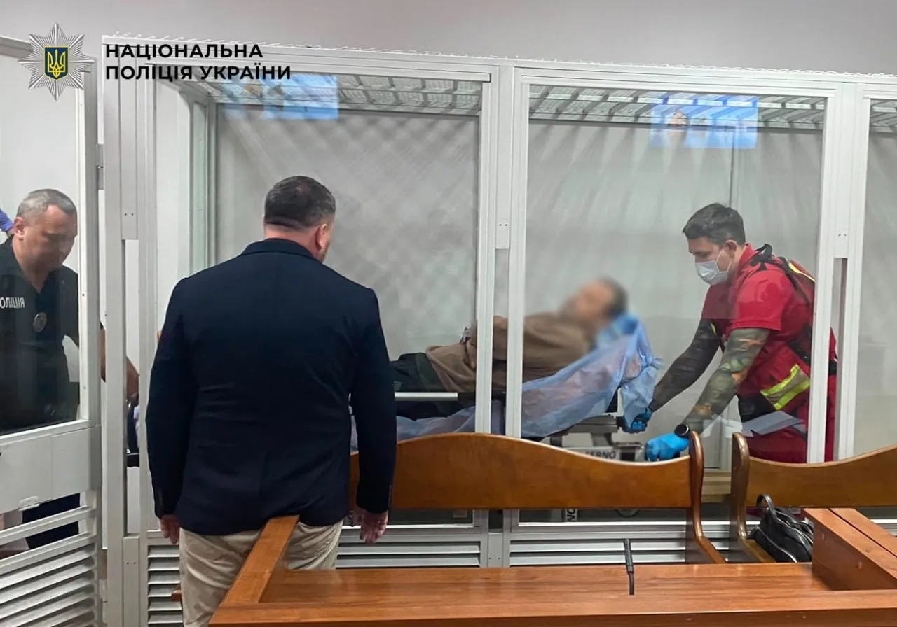 Винуватця трагедії привезли до суду на каталці - він отримав травми у ДТП Винуватця трагедії привезли до суду на каталці - він отримав травми у ДТП