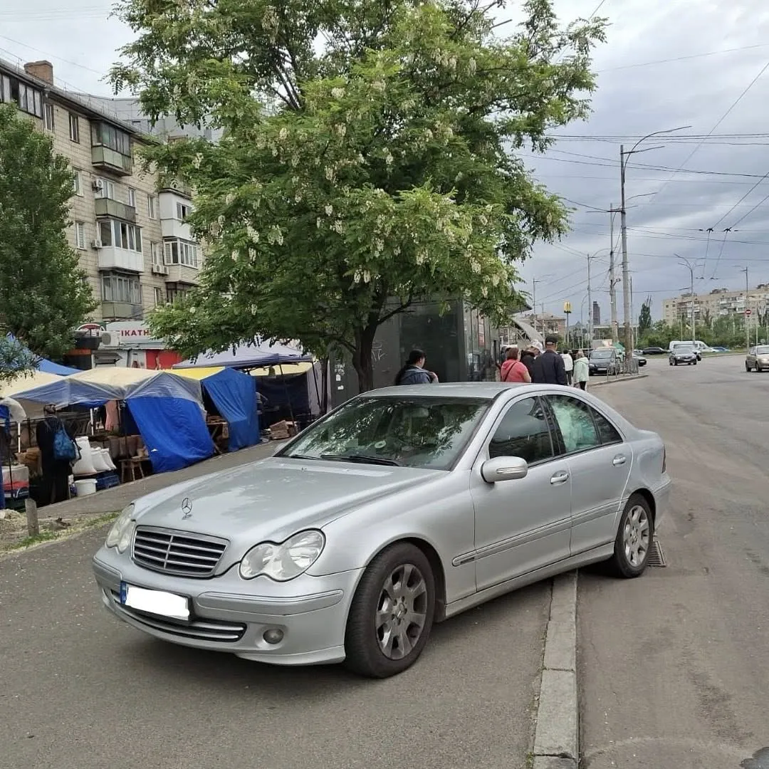 Автівки блокують тротуари Авто