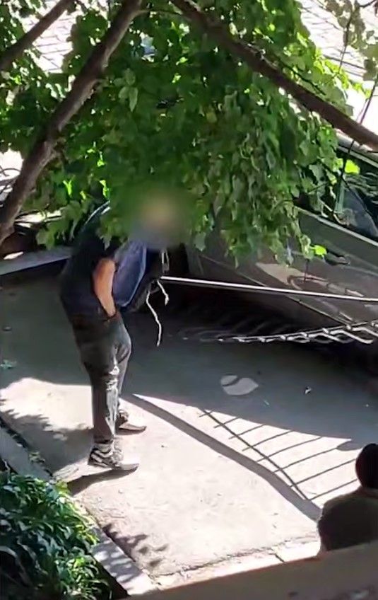Пьяный водитель снес забор в Киеве, скриншот с видео
