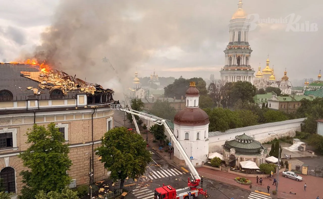 Лавра и Художественный Арсенал в огне. Фото: Алексей Самсонов/Вечерний Киев
