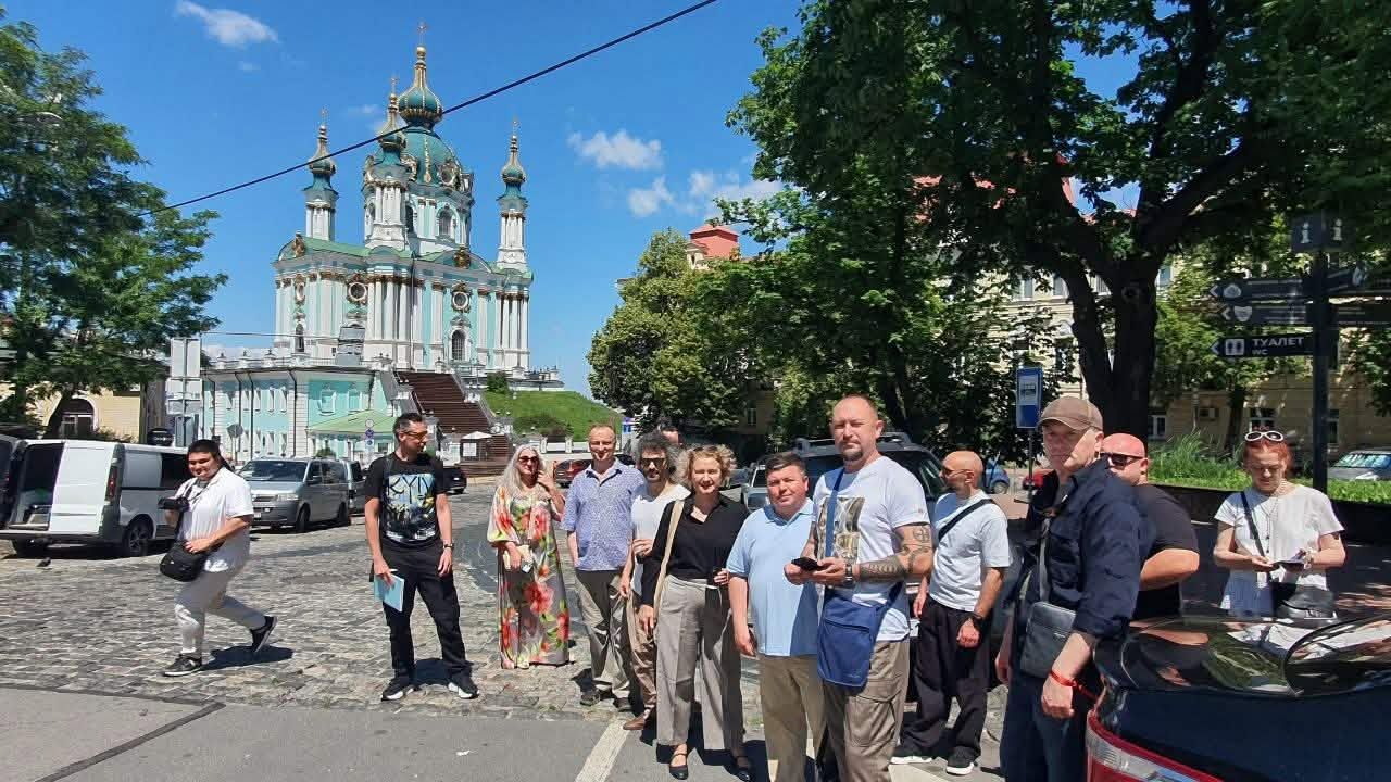 В воскресенье, 21 июня 2026 года, активисты собрались на Андреевском спуске для его исследования. Фото: Анна Бондарь