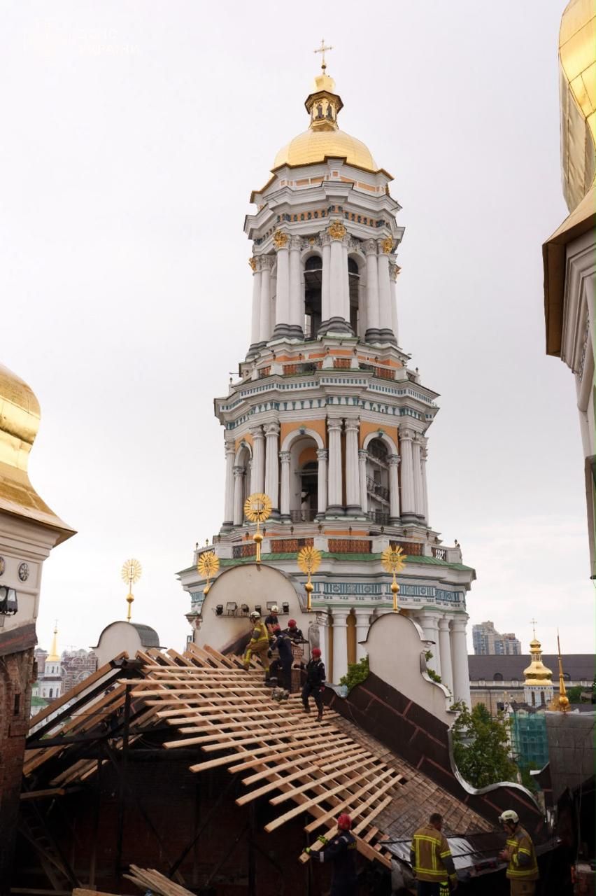 Успенский собор после обстрела. Фото: ГСЧС Успенский собор после обстрела. Фото: ГСЧС