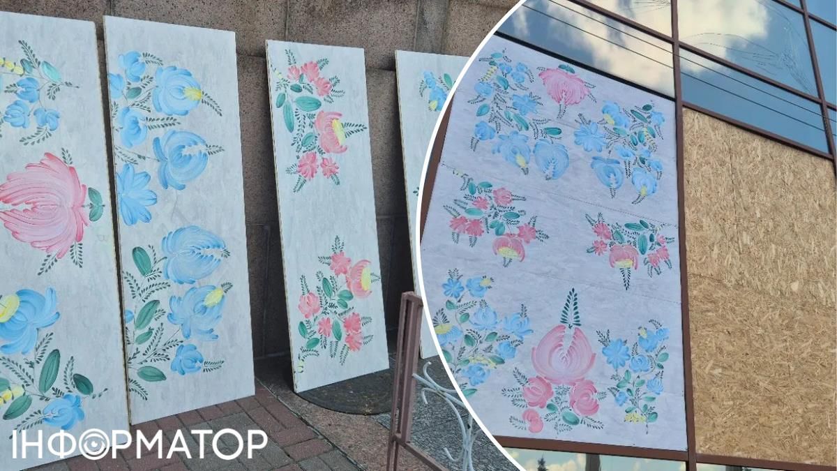 В отеле Украина на Майдане выбитые окна заменили петриковской росписью от детей 1