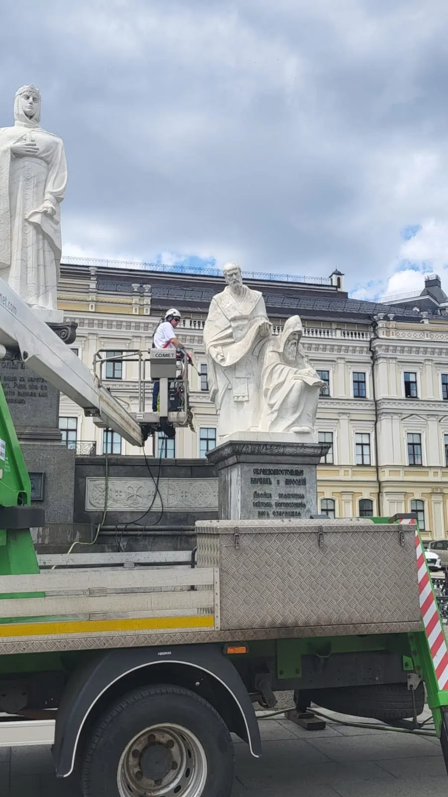 Керхером по княгини - в Киеве отмыли от грязи известный памятник 2