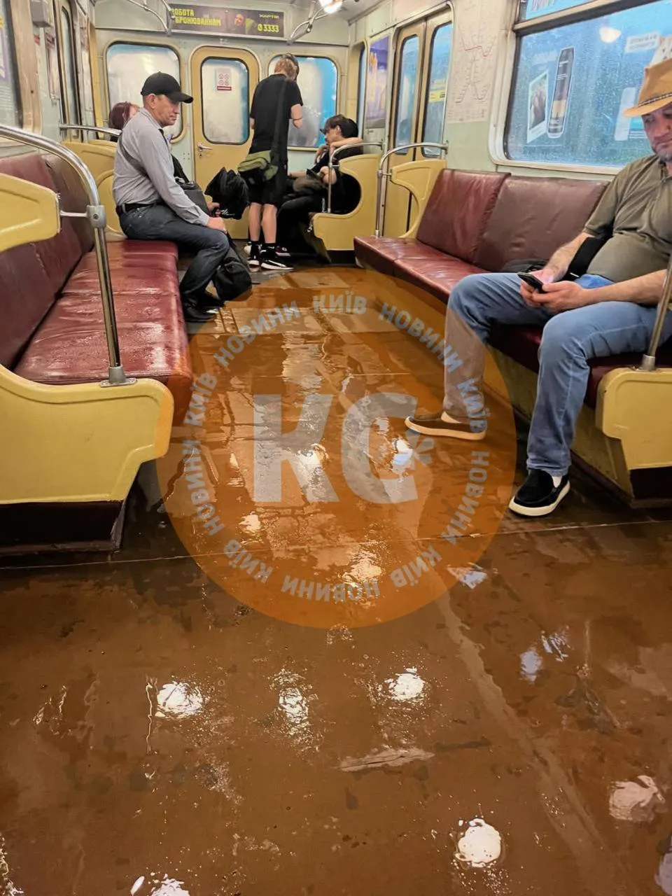Затопило вагон метро во время ливня 📸 viktoria_morningstar