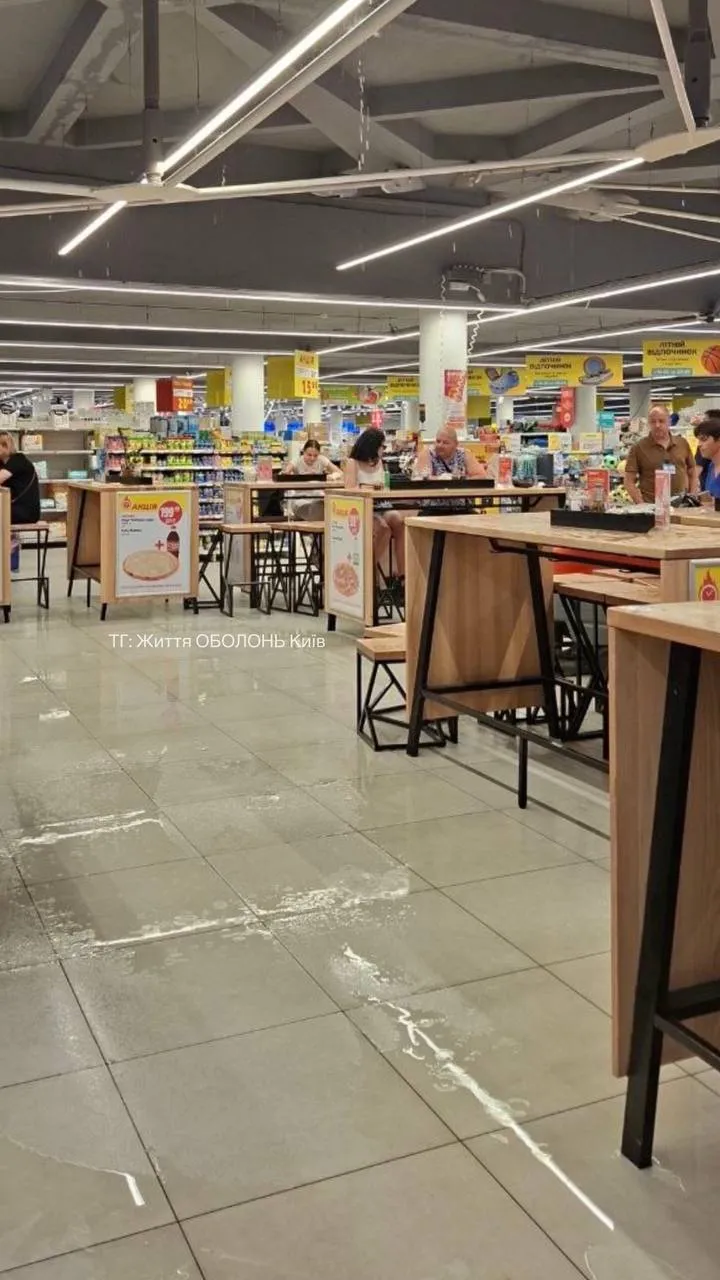 Затопленный супермаркет "Велмарт" на метро Оболонь, после грозы.