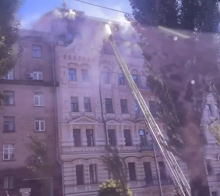 CityHotel Residence станом на 09:00 ранку у четвер ще продовжували гасити - він розташований за пів кроку до Хрещатика