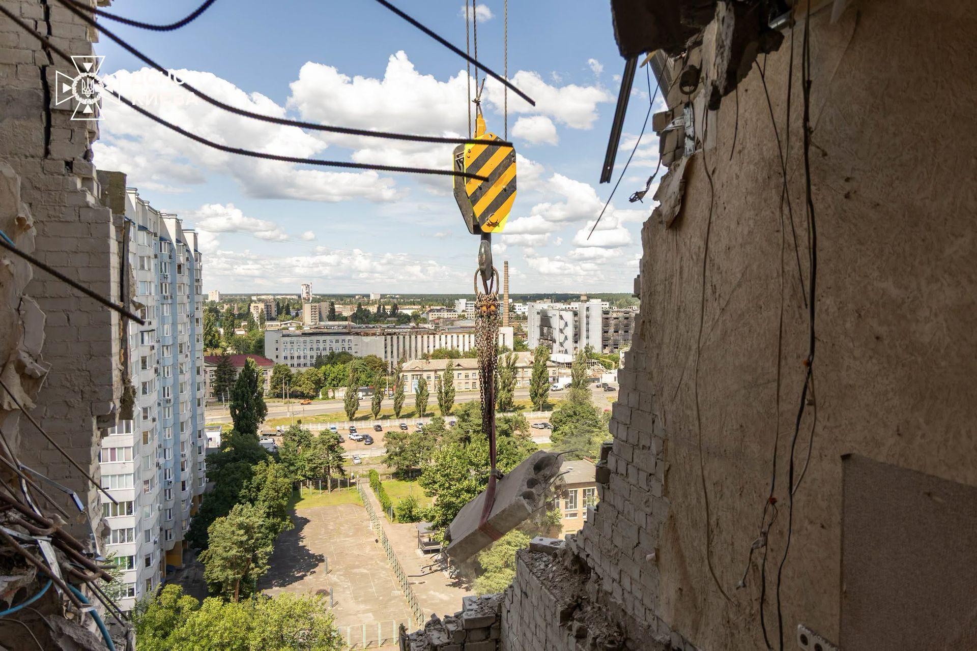 Ворог пошкодив кілька багатоповерхівок на Дарниці Будинки