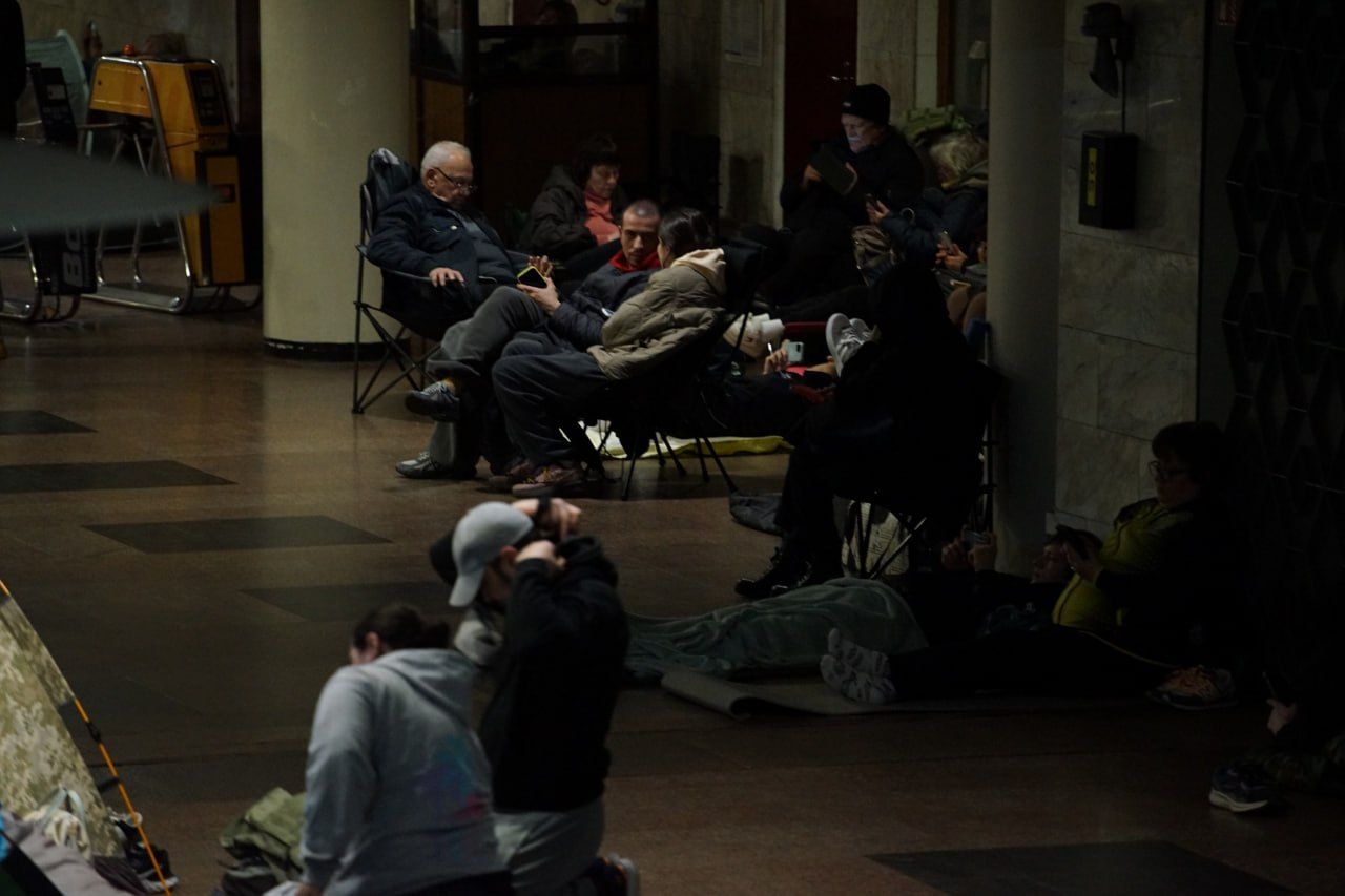 Кияни ховаються від обстрілів у метро
