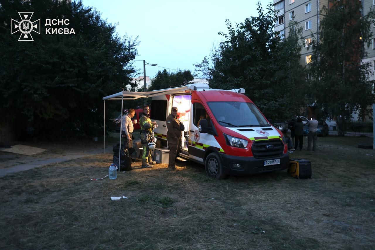 Рятувальники продовжують працювати на місцях ворожих ударів, фото: ДСНС Києва