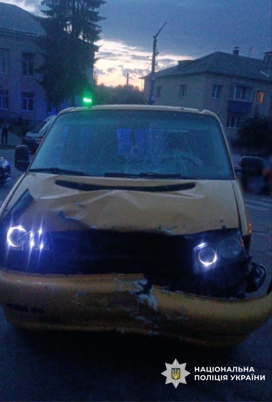 Водитель микроавтобуса Volkswagen сбила мотоцикл. ДТП