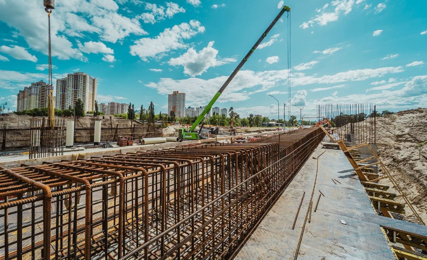 Будівництво нового шляхопроводу на Броварському проспекті. Будівництво