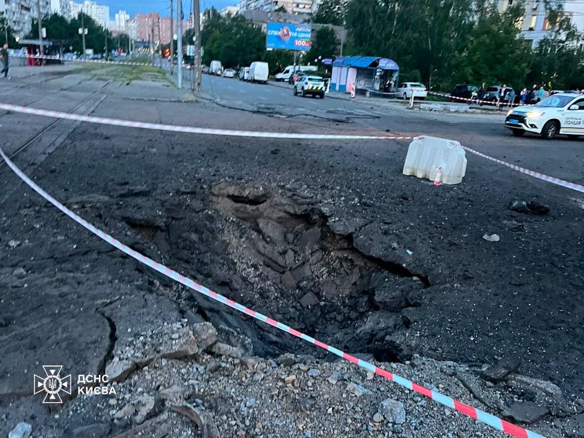 воронка на месте удара