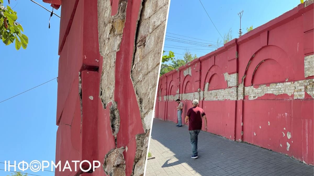 Летом штукатурка и краска начали отпадать уже и со стороны бул. Тараса Шевченко – раньше ремонт здесь еще держался Летом штукатурка и краска начали отпадать уже и со стороны бул. Тараса Шевченко – раньше ремонт здесь еще держался