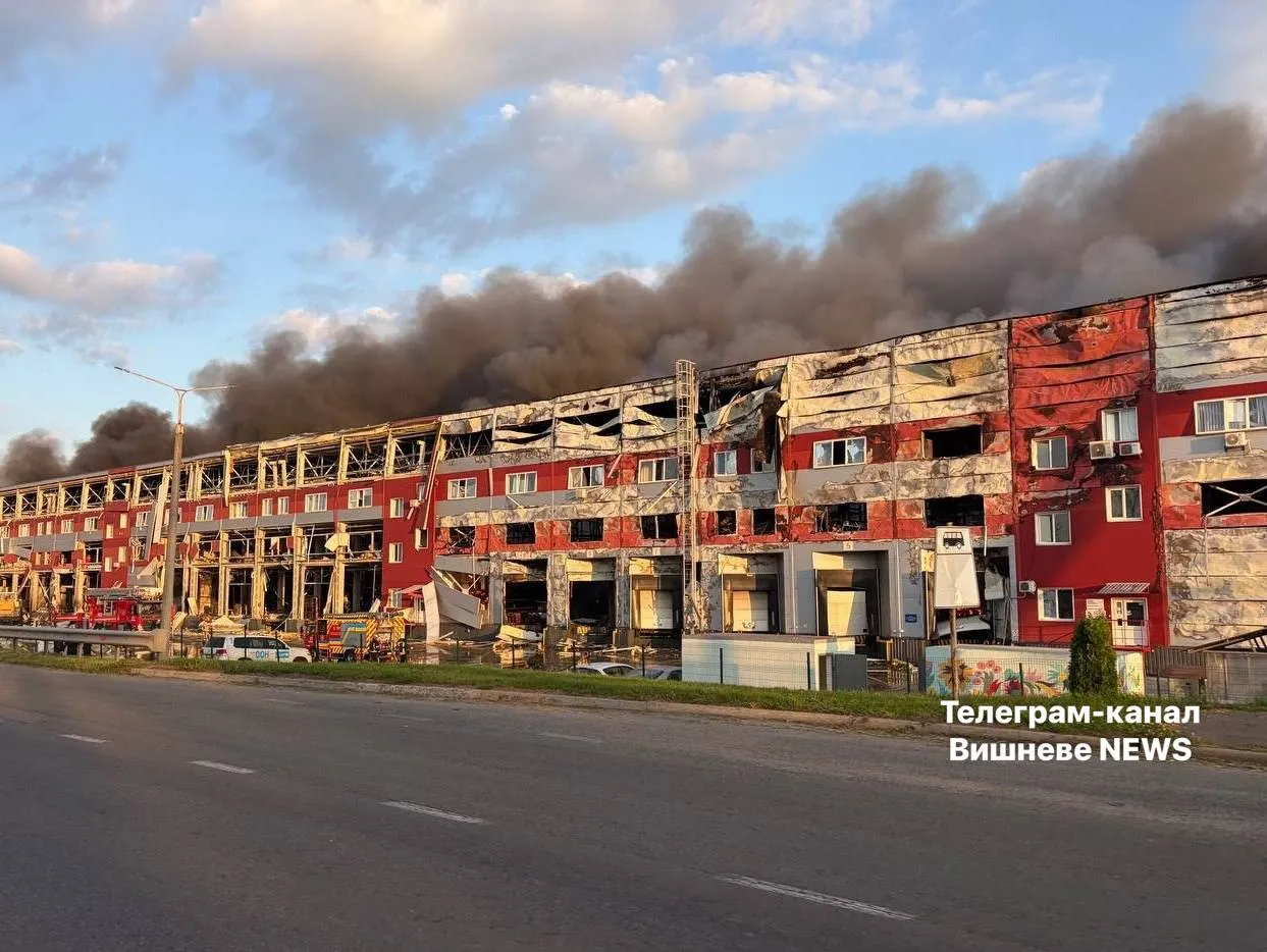 Тот же состав в Святопетровском. Фото: Вишневое NEWS. Состав в Святопетровском