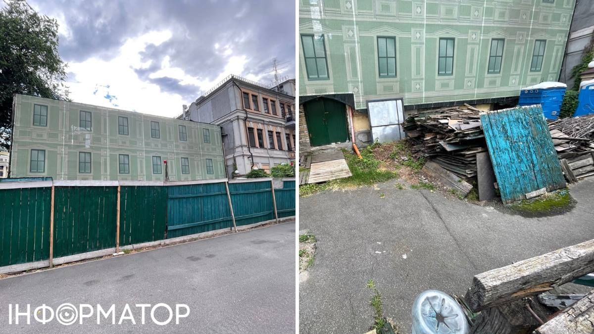 Во дворе у дома пусто, нет ни человека - сами кабинки биотуалетов и строительный хлам