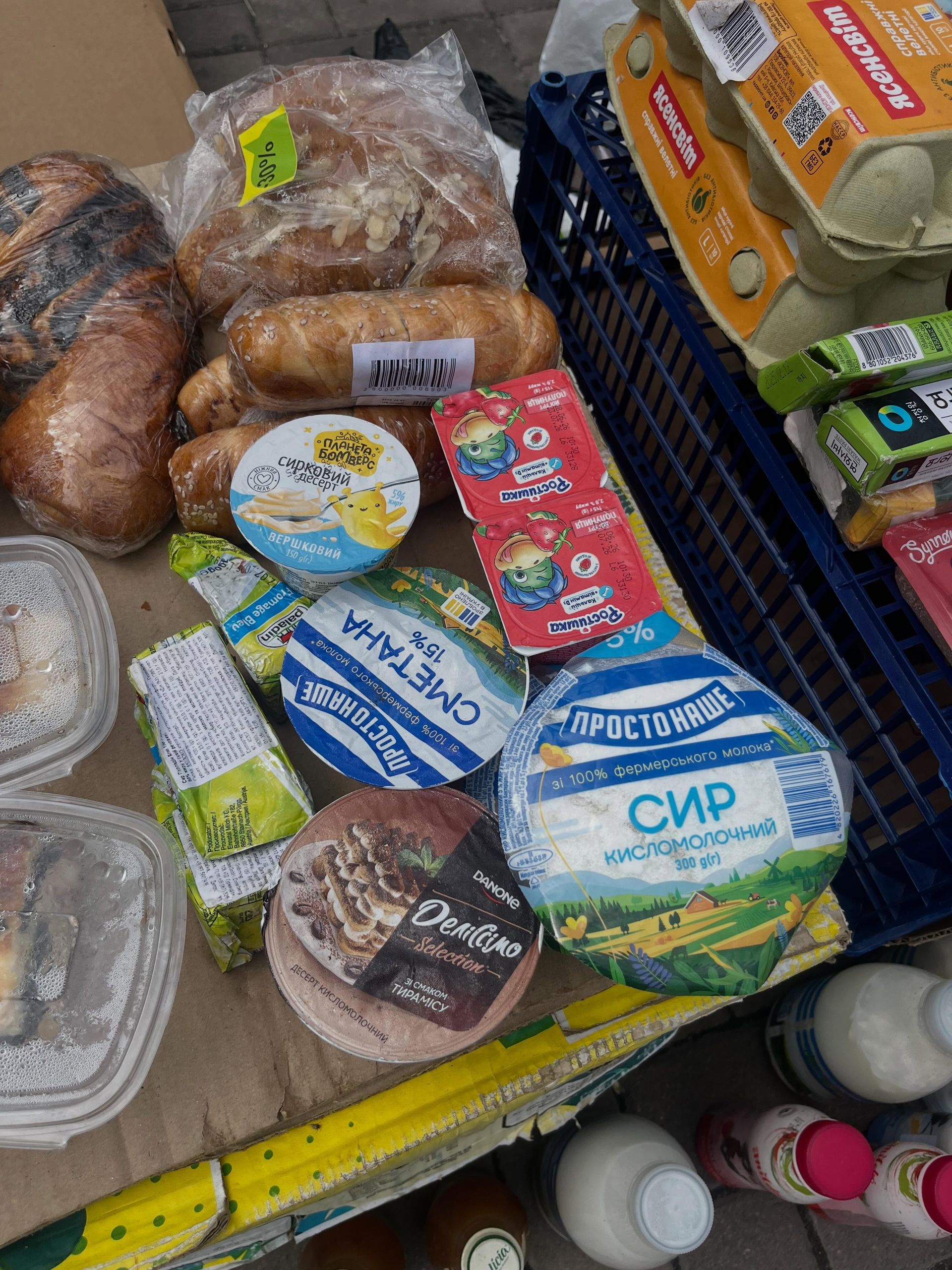 Просроченные продукты продают прямо с земли