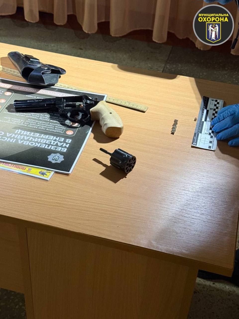 Револьвер, з якого стріляв чоловік Револьвер, з якого стріляв чоловік
