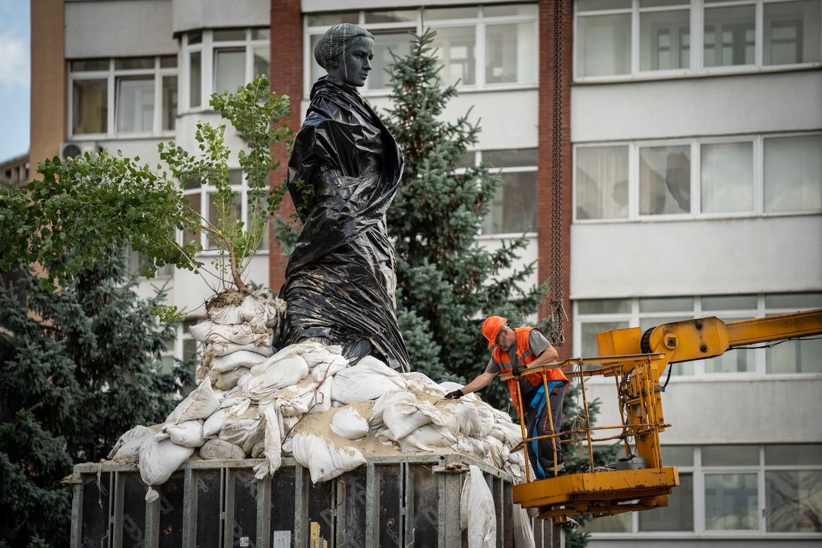 У Києві демонтують захисні конструкції з пам’ятників: почали роботи біля пам’ятника Лесі Українці, фото: КМДА У Києві демонтують захисні конструкції з пам’ятників: почали роботи біля пам’ятника Лесі Українці, фото: КМДА