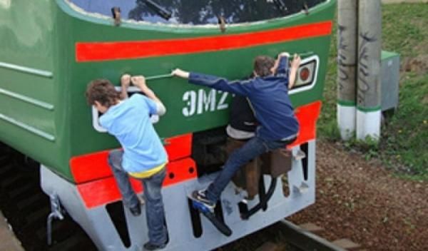 У Броварах двоє дівчат-зачеперок потрапили в лікарню через удар струмом 1