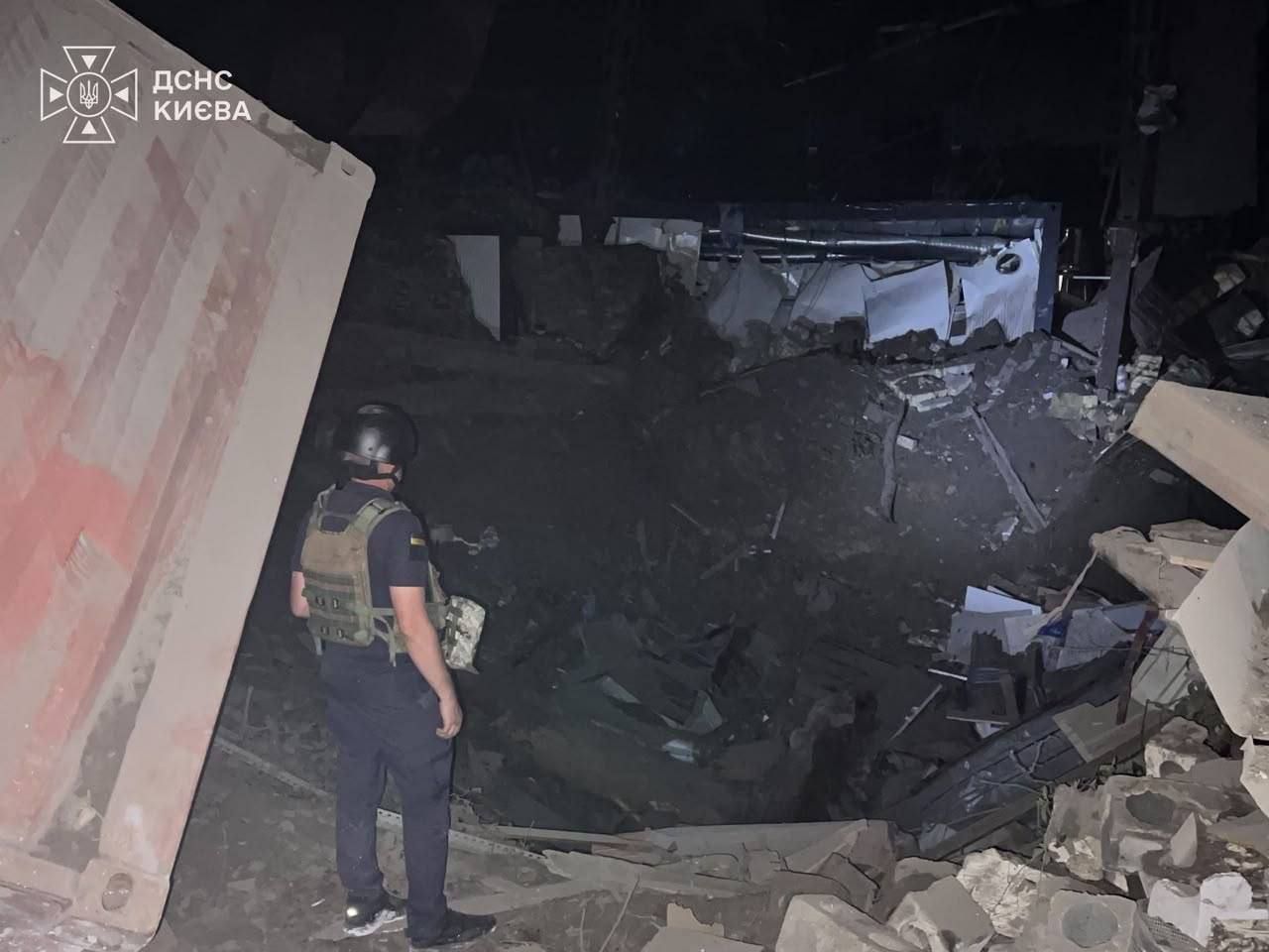 На місці влучанння утворилося дві вирви вирви на місці влучання в дитячу лікарню 11 серпня у Києві