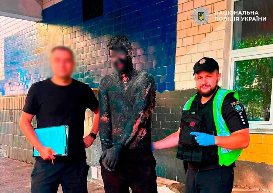 Человек залез в бочку со смолой, чтобы стать незаметным. Преступник