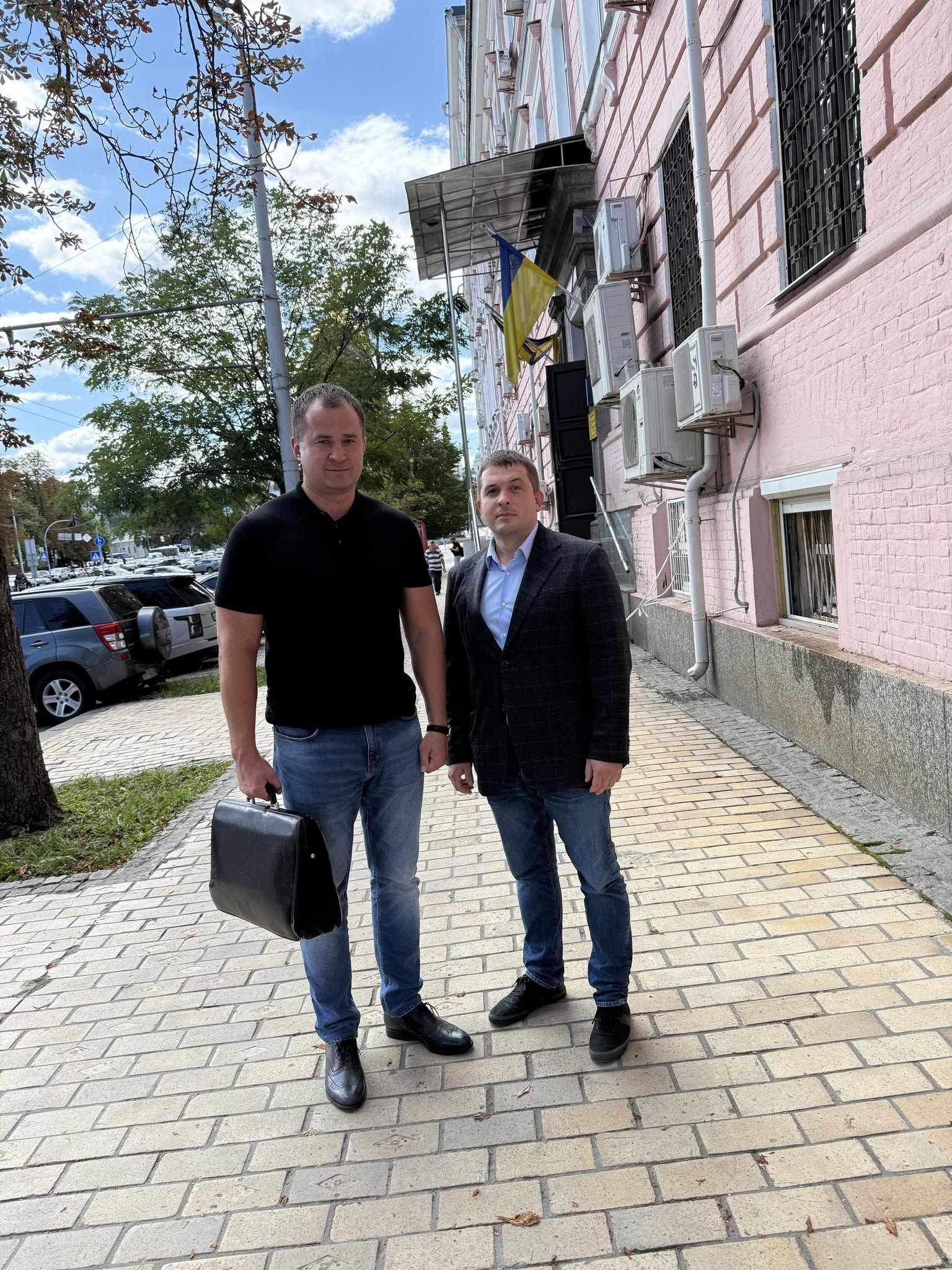 Загуменний з адвокатом під будівлею суду Загуменний з адвокатом під будівлею суду