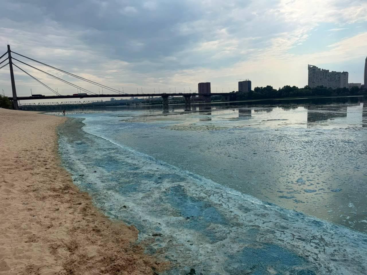 Экологи объяснили причины изменения цвета воды и появления пены в Днепре, источник: КГГА Экологи объяснили причины изменения цвета воды и появления пены в Днепре, источник: КГГА