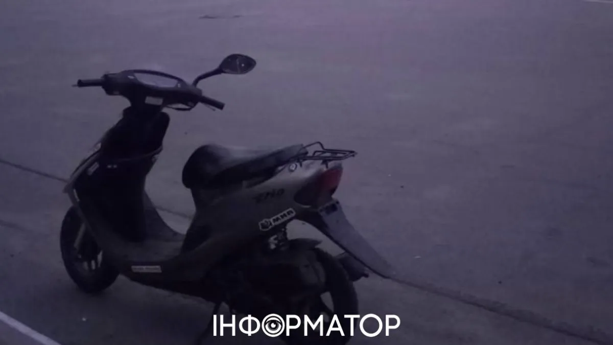 підліток мопед парк Фото ілюстративне