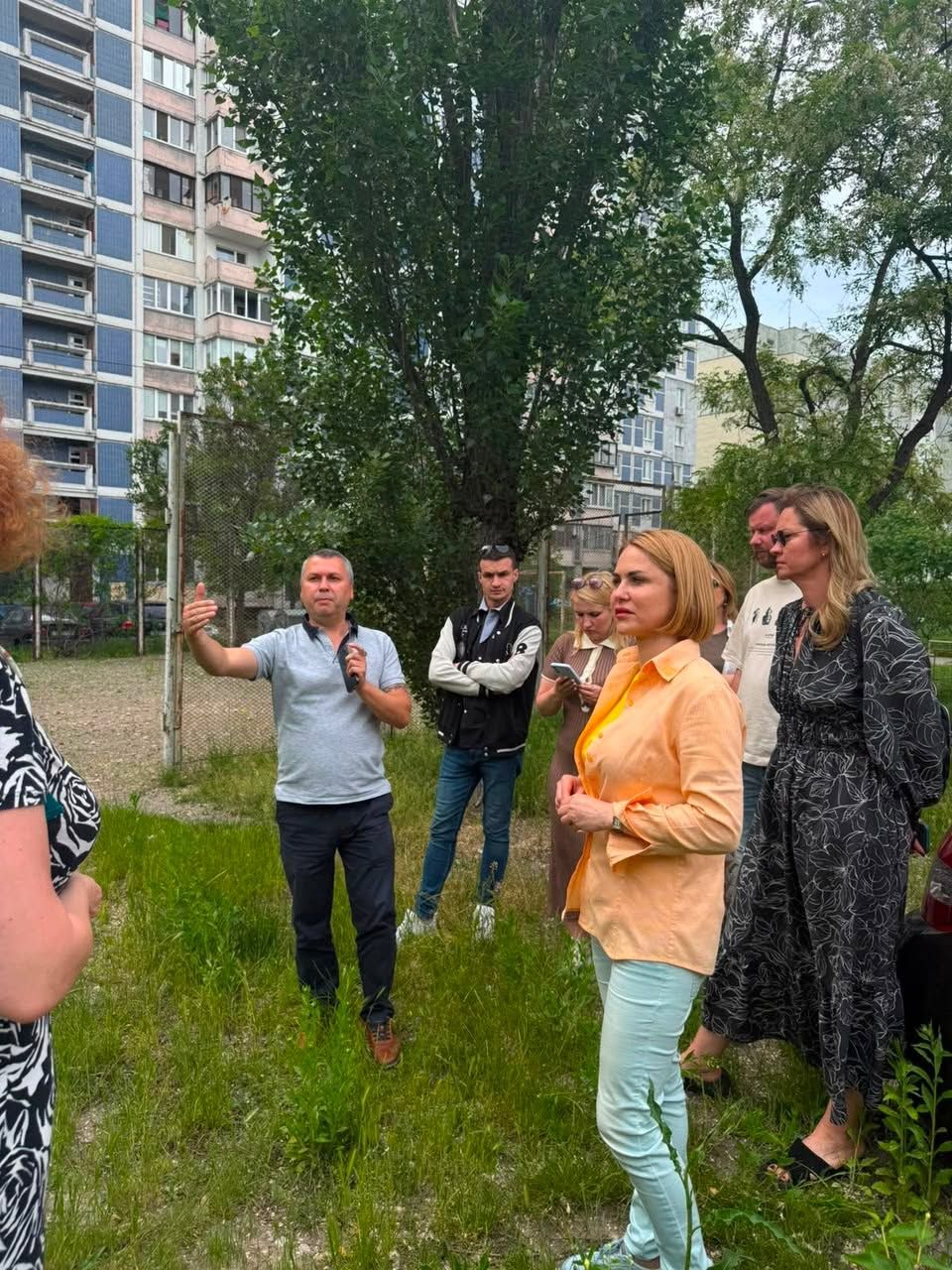 Мешканці будинку звернулися з проханням про облаштування простору ще торік, а вже цього року тут з'явиться футбольне поле з новим покриттям, де можна буде грати і в баскетбол