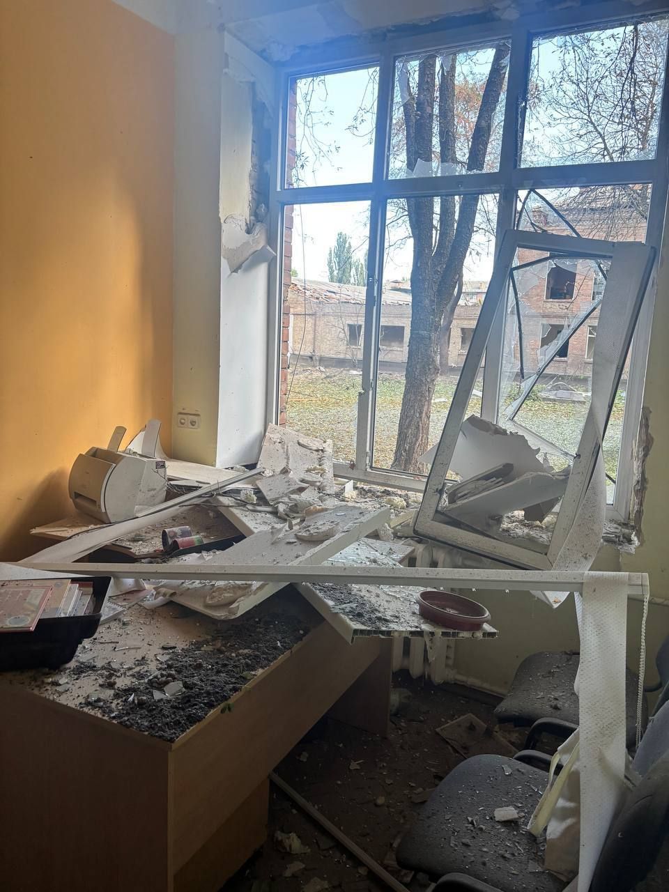 В Киеве повреждена гимназия В Киеве повреждена гимназия