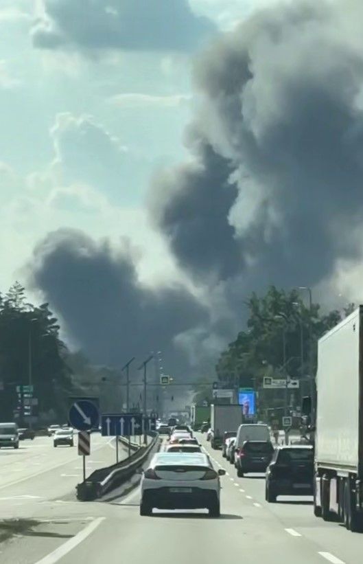 дим від пожежі після удару