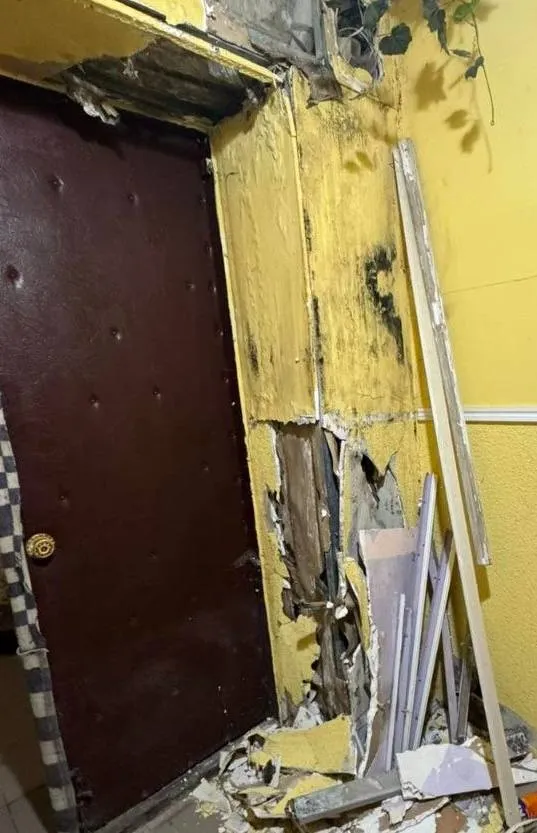 В Броварах вандалы разбили укрытие в четырех домах В Броварах вандалы разбили укрытие в четырех домах
