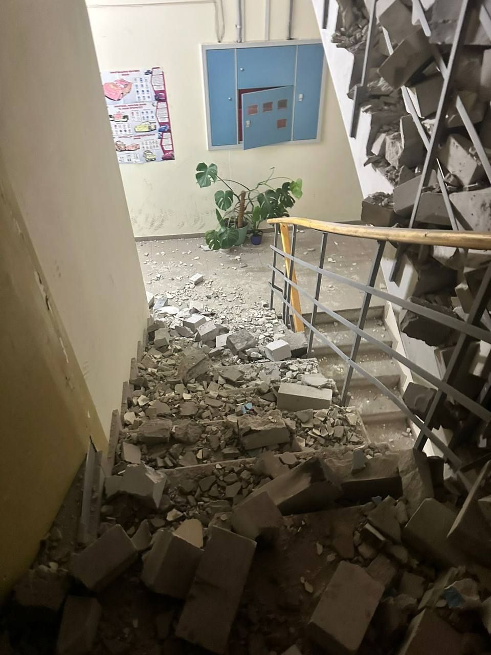 Поврежден дом. Фото: ГСЧС В Борисполе из-за атаки РФ пострадали две женщины, горящие многоэтажки 1