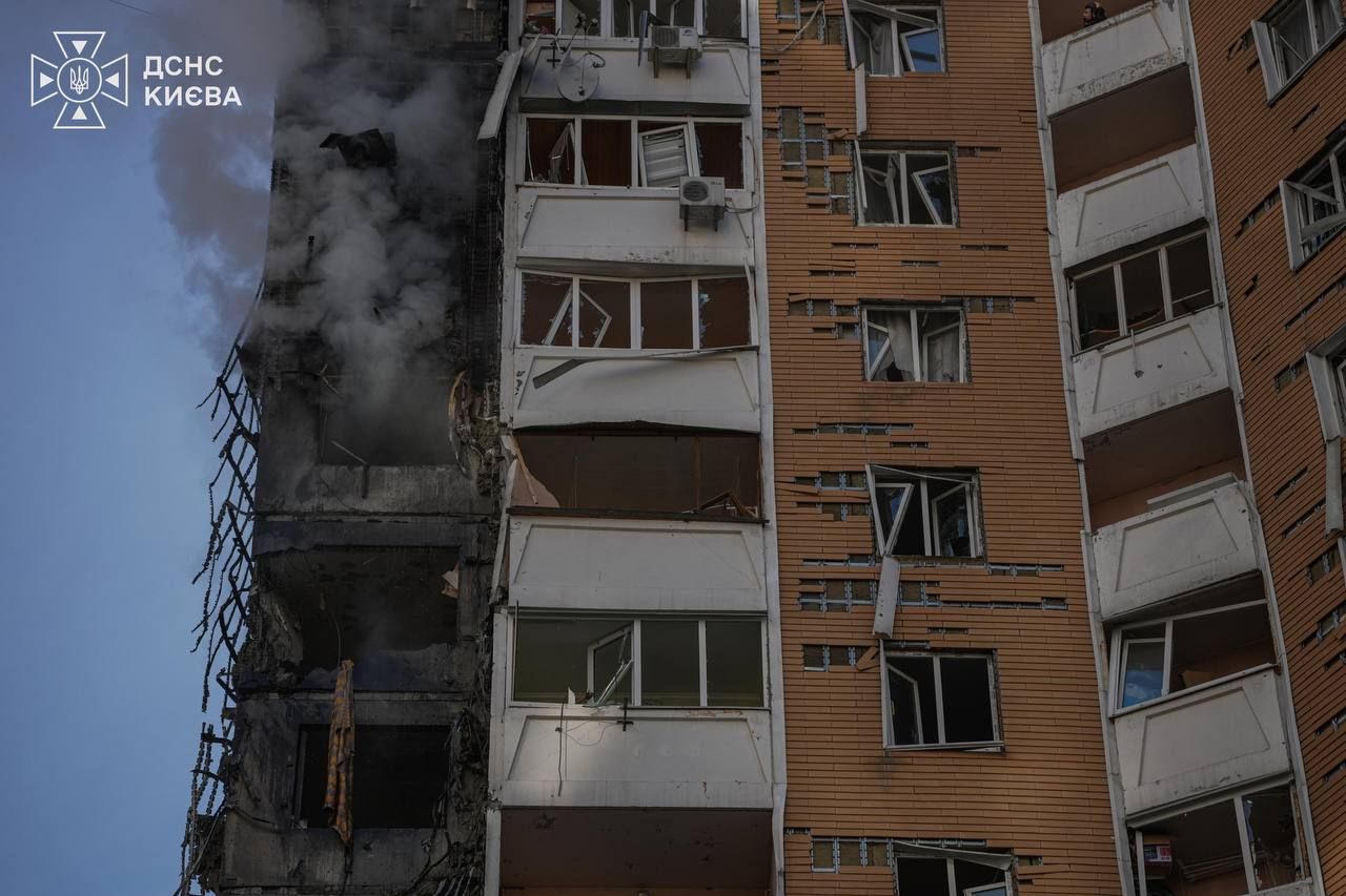 В Дарницком районе попадание БпЛА произошло в 24-этажный жилой дом