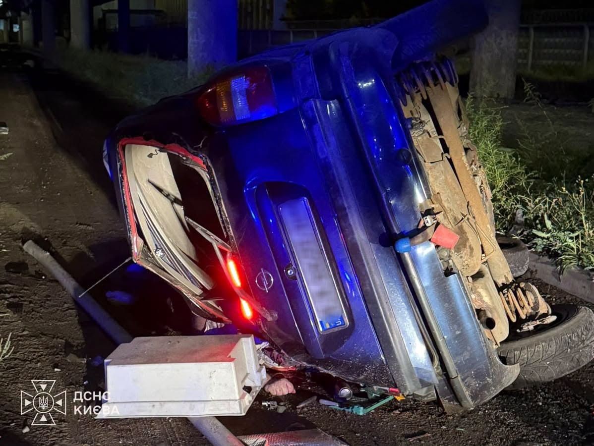 Автомобиль сорвался с моста в киевской промзоне, водитель погиб - жуткие детали ДТП 1