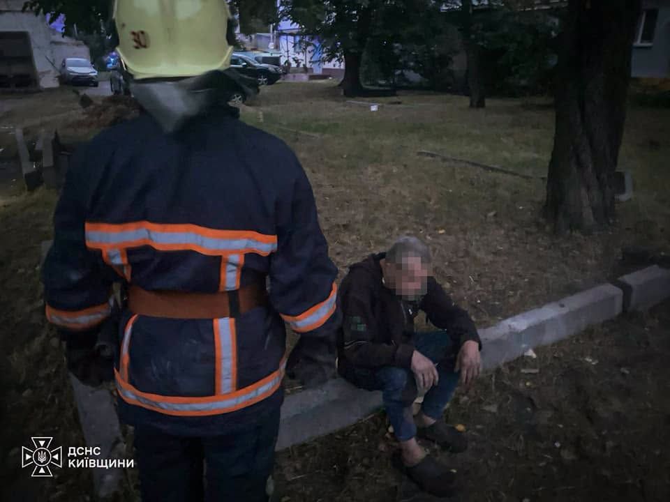Спасатели вытащили мужчину из ямы Событие