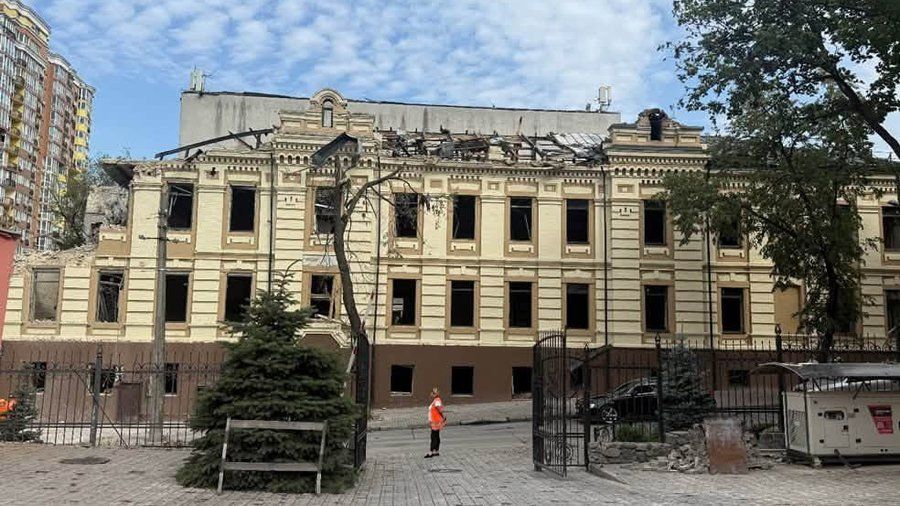 Лукьяновский полицейский участок после обстрела РФ. Фото: КГГА