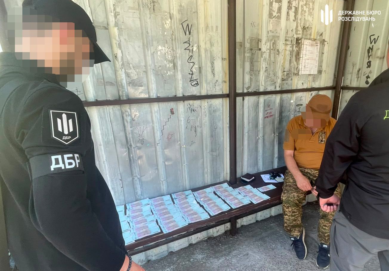 Командира взвода в Киевской области обвинили в вымогательстве взятки, фото: ДБР