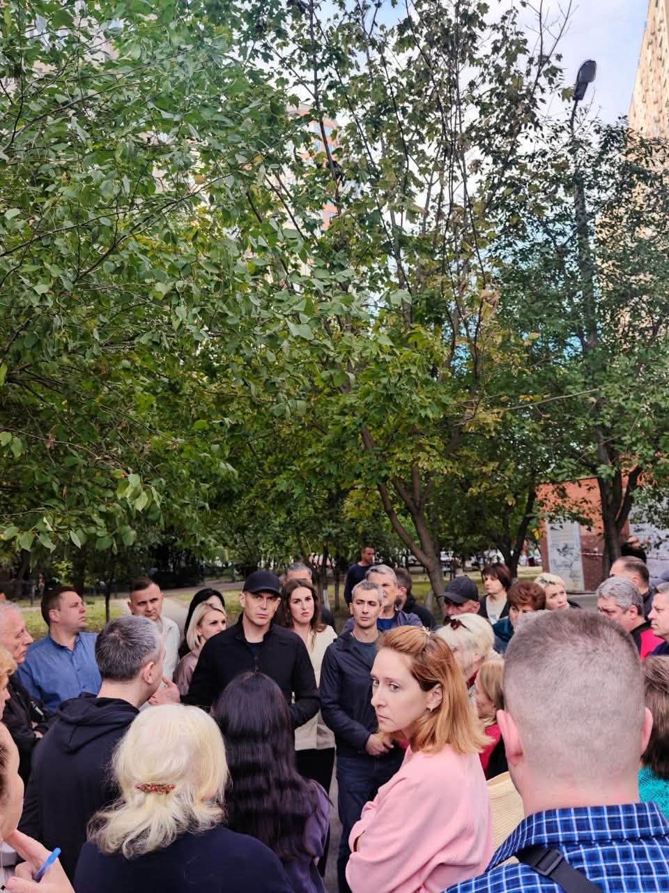Представители администрации встретились с жителями пострадавшего дома по улице Урловской, 19, где рассказали о запланированных ремонтных работах и ориентировочных сроках их выполнения, фото: Александр Ковтунов Представители администрации встретились с жителями пострадавшего дома по улице Урловской, 19, где рассказали о запланированных ремонтных работах и ориентировочных сроках их выполнения, фото: Александр Ковтунов