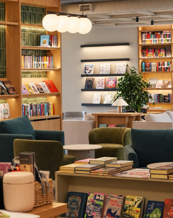 Книги уже стоят на полочках книги