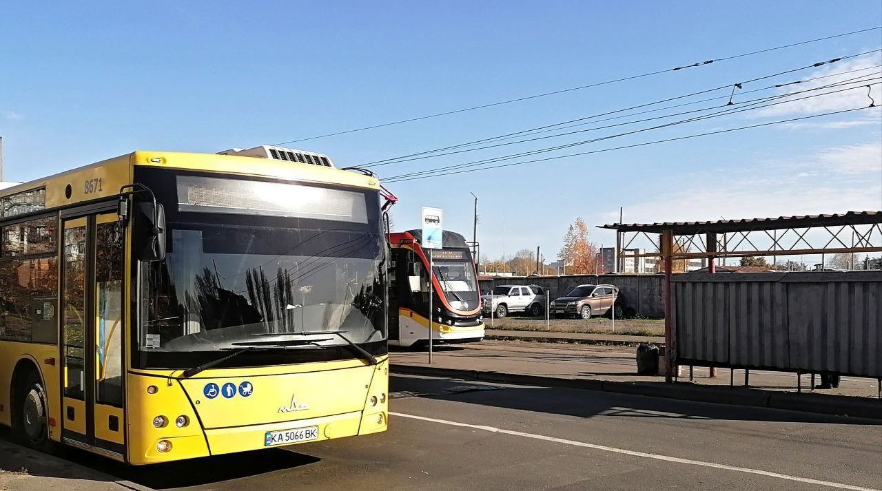 Грубич подверг критике транспортный коллапс во время тревог, фото: Вечерний Киев Автобуса М1 нет часами - Константин Грубич захестил движение транспорта во время воздушных тревог 1