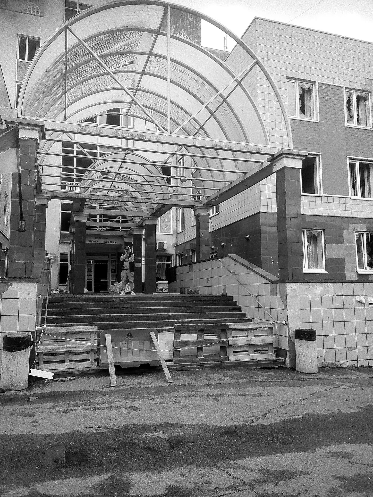 Після російської атаки пошкоджений Подільський КДЦ, фото: Після російської атаки пошкоджений Подільський КДЦ, фото: